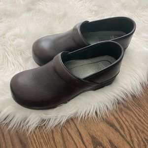 Size 40 Never worn Dansko clogs!